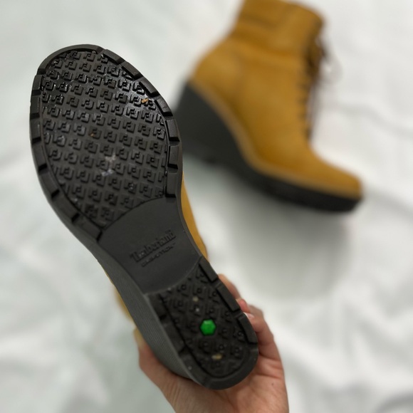 Timberland Women's Tan Wedge Boots size 6.5 - Picture 3 of 5